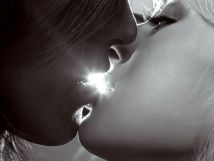 Как первый раз поцеловать парня?