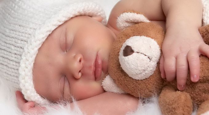 Как заставить новорожденного спать по ночам?