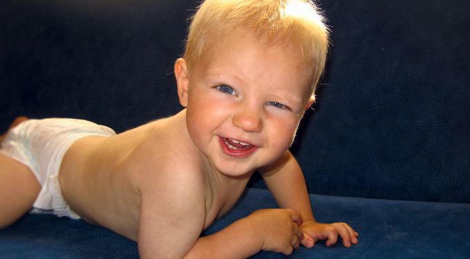 Как научить ребенка ползать?