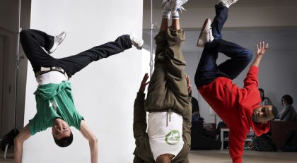 Как выполнить гимнастический элемент «медленный переворот назад»?