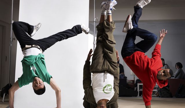 Как выполнить гимнастический элемент «медленный переворот назад»?