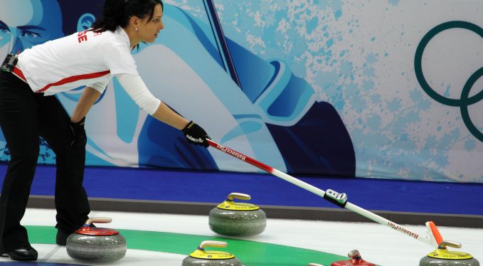 Как играть в керлинг?