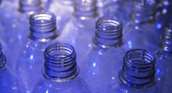 Как украсить пластиковую бутылку?